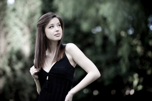 12 Ashlee in garden -.jpg