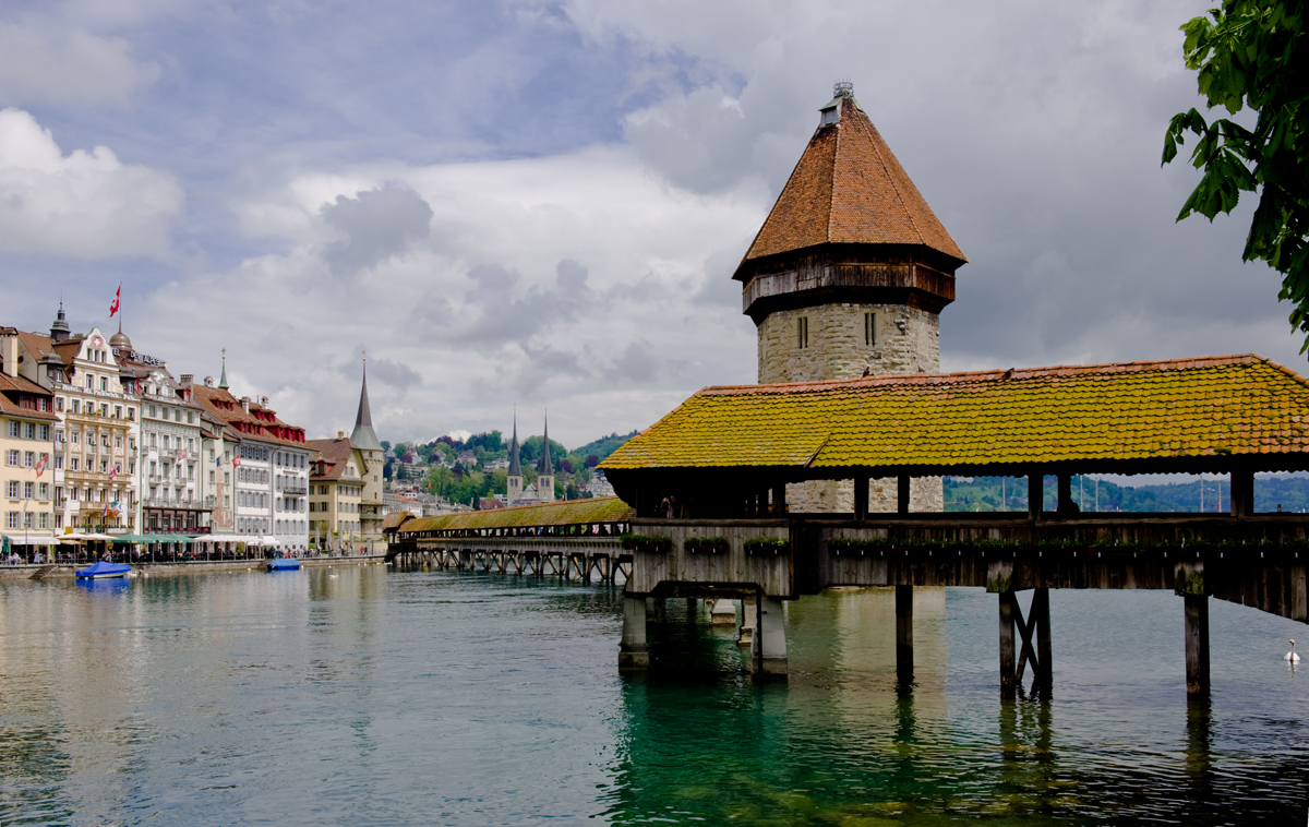 Luzern_1_Chapel Bridge and Water Tower under some Sunlight 2.jpg