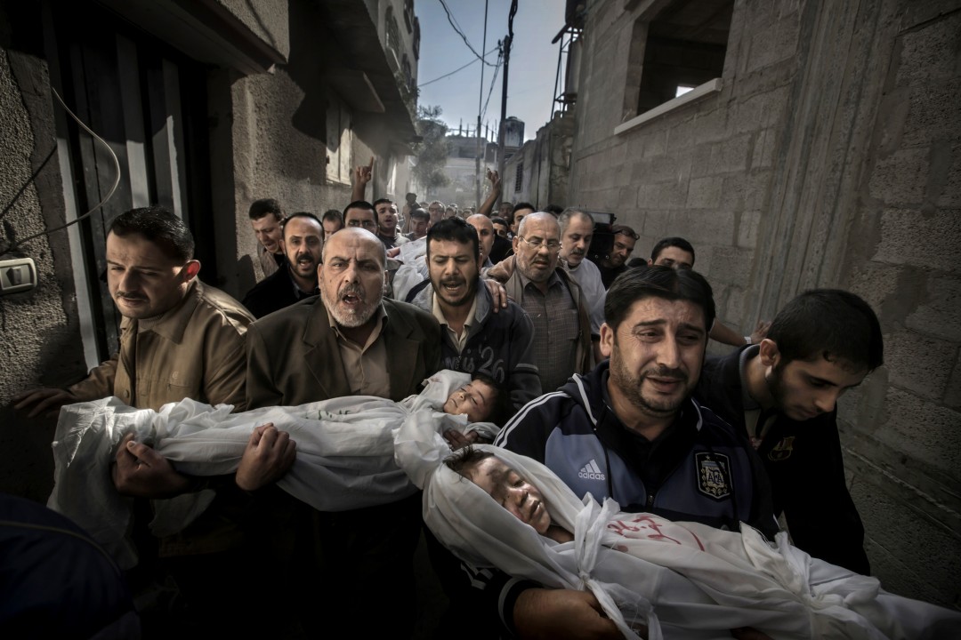 Gaza Burial (1) 年度大奖(World Press Photo of the Year).jpg